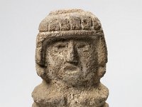 Ame Ste 5  Ame Ste 5, Mexiko, Golfküste, Bundesstaat Veracruz, Totonaken, Azteken,Postklassische Periode, ca. 1250-1521 n. Chr., Figur einer weiblichen Gottheit, Stein. H 33,5 cm, B 19 cm, T 10,5 cm, Vertiefung auf dem Kopf der Skulptur 7,5 x 4,5 cm : Museumsfoto: Claus Cordes, Bestandskatalog Ethnologie